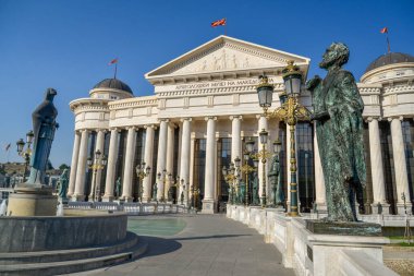 ÜSKÜP, Kuzey MACEDONYA-23 AĞUSTOS 2018: Taş Köprü 'den biraz aşağıda, müzeye giden köprüyü süsleyen ve dekoratif figürler ve aydınlatma genişliği.