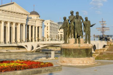 ÜSKÜP, Kuzey MACEDONYA-AĞUSTOS 22 Ağustos 2018: Makedonya Meydanı, Üsküp, Makedonya 'da heykeller ve çiçekler.