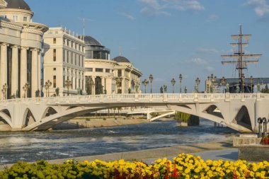 Bu antik yapı, Makedonların başkenti üzerinden akan Vardar Nehri 'ni kapsıyor..