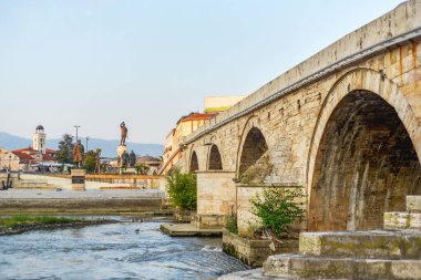 Köprünün altından, Vardar nehrinin karşısından, su köprünün altından geçerken, yazın, gün batımına çok yakın..