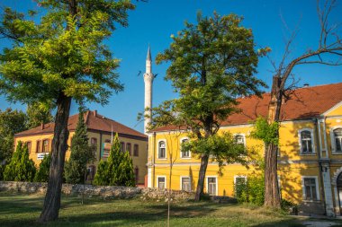 Mavi gökyüzü, bu binaların arkasında oturan caminin minarette 'si için zemin oluşturur..