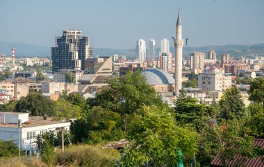 Mustafa Paşa 'nın Modern Sanatlar Müzesi' nin bulunduğu tepeden görülen camii de gösteriliyor..