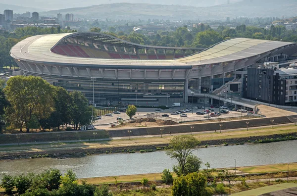 Kuzey Makedonya 'nın Üsküp kentindeki modern bir spor stadyumu. Karşıdaki tepeden bakıldığında, modern sanat galerisinde çoğunlukla futbol maçları için, bazen de müzik konserleri ve atletizm için kullanılmaktadır..