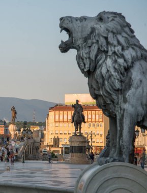 Birkaçından biri, arka planda Büyük İskender 'i resmeden fıskiyeler ve heykeller var. Gün batımından hemen önce...