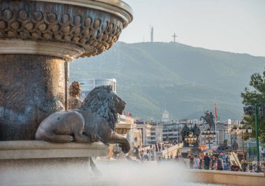 Aslan heykeli şelalenin altında, köprünün doğusundaki Old Bazaar bölgesinin yanındaki çeşmenin orada duruyor..