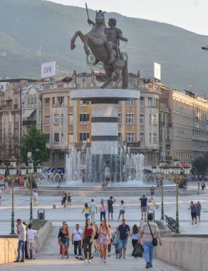 ÜSKÜP, NORTH MACEDONIA / AĞUSTOS 22 Ağustos 2018: Makedonya Meydanı 'ndaki Büyük İskender çeşmesi ve heykeli, Taş Köprü' den bakıldığında.