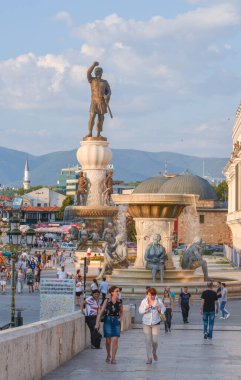 ÜSKÜP, NORTH MACEDONIA / AĞUSTOS 22 Ağustos 2018: Stone Köprüsü 'nden doğuya, Old Bazaar' a, çeşmelere ve heykellere bakıyor.