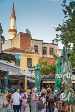 ÜSKÜP, Kuzey MACEDONYA-AĞUSTOS 22 2019: Yayalar ve restoran müşterileri Üsküp 'teki Eski Pazar alanının sokaklarında gezinip kaynaşıyorlar.