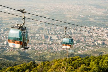 Üsküp 'e tepeden bakan Millennium Cross, Vodno Dağı' na kadar kablo araçları tırmanıyor..