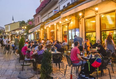 ÜSKÜP, Kuzey MACEDONYA-AĞUSTOS 22 2019: Yayalar ve restoran müşterileri Üsküp 'teki Eski Pazar alanının sokaklarında gezinip kaynaşıyorlar.