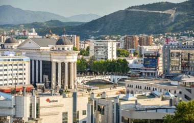 ÜSKÜP, Kuzey MACEDONYA-AĞUSTOS 23 Ağustos 2019: Tepe manzaralı şehir merkezi, Stone Bridge ve Makedonya Meydanı 'na doğru.