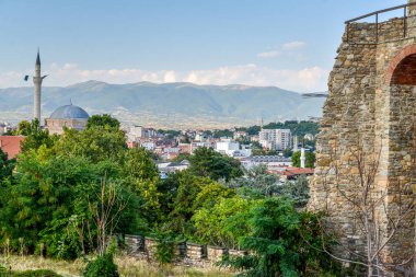 ÜSKÜP, Kuzey MACEDONYA-AĞUSTOS 23 Ağustos 2019: Tepe manzaralı şehir merkezi, Stone Bridge ve Makedonya Meydanı 'na doğru.