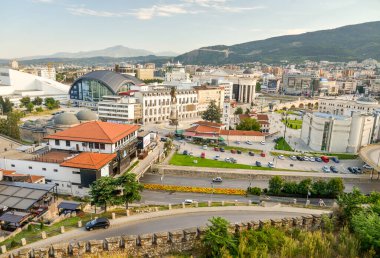 ÜSKÜP, Kuzey MACEDONYA-AĞUSTOS 23 Ağustos 2019: Tepe manzaralı şehir merkezi, Stone Bridge ve Makedonya Meydanı 'na doğru.