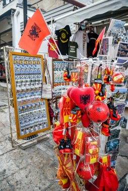 ÜSKÜP, NORTH MACEDONIA-AĞOS 23 Ağustos 2019: Ulusal bayraklı ve diğer çeşitli Üsküp / Makedonya turistik ürünleriyle birlikte hediyelik eşya dükkanı.
