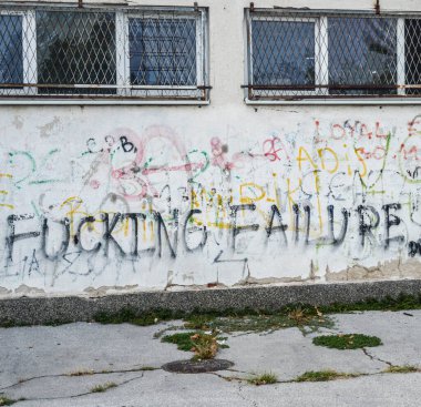 ÜSKÜP / NORTH MACEDONIA-AĞUSTOS 28 2018: Üsküp şehir merkezi yakınlarındaki bir shool yard duvarına otoriter olmayan graffiti karalanmış.