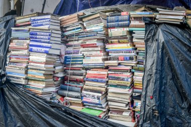 ÜSKÜP / NORTH MACEDONIA-AĞUSTOS 28 2018: Kullanılmış kitaplar, Makedonya Meydanı 'ndaki bir satıcı tezgahına tıkıştırıldı.