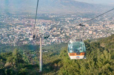 Üsküp 'ün 3500 feet zirvesine bakan Millennium Cross, Vodno Dağı' na kadar tırmanan turistli kablo arabası.