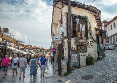 ÜSKÜP, MACEDONIA-AĞUSTOS 31.2018: İnsanlar Vardar Nehri 'nin doğu yakasındaki eski bir bölge olan Old Bazaar sokaklarında yürüyor.