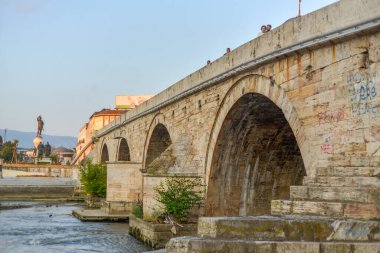 Köprünün altından, Vardar nehrinin karşısından, su köprünün altından geçerken, yazın, gün batımına çok yakın..
