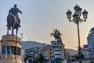 Üsküp 'ün merkez noktasının heykelleri, lambaları ve çeşmesi, uzak Vodno dağının tepesinde Milenyum Haçı bulunuyor..