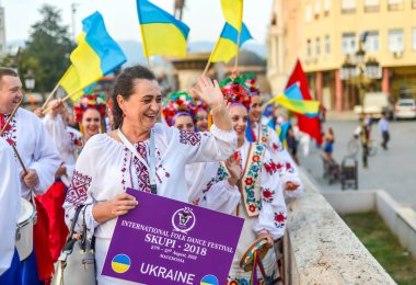 ÜSKÜP / NORTH MACEDONIA-AUGust 28 2018: Üsküp Uluslararası Müzik ve Dans Festivali 'nde Ukraynalı sanatçılar. Çok uluslu katılımcılar, Taş Köprü üzerinden Makedonya Meydanı' na dans ve performans için geri dönmeden önce dans ve performans sergilemek üzere Taş Köprü 'ye doğru yürüdüler