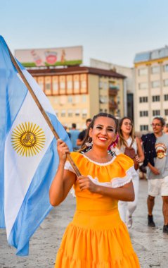 ÜSKÜP / NORTH MACEDONIA-AUGust 28 2018: Üsküp Uluslararası Müzik ve Dans Festivali 'nde Arjantinli sanatçılar. Çok uluslu katılımcılar, Br üzerinden geri dönmeden önce dans ve performans için Makedonya Meydanı' na doğru Stone Köprüsü 'nü geçtiler.