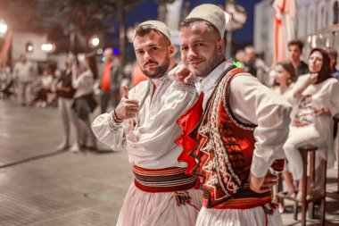 ÜSKÜP / NORTH MACEDONIA-AĞUSTOS 28 2018: Makedon dansçılar Üsküp Uluslararası Müzik ve Dans Festivali 'nde Makedonya Meydanı' nda rahatladılar.
