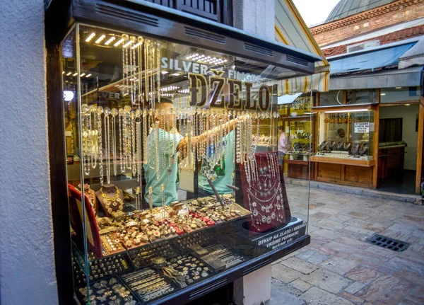 2019年8月23日 旧巴扎地区珠宝商店橱窗展示 售货员站在橱窗后面 挂着项链 — 图库照片