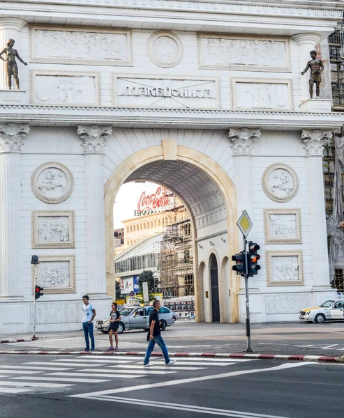 Skopje North Macedonia August 2018 Voetgangers Steken Weg Voor Poort — Stockfoto