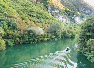 Üsküp yakınlarındaki Matka Kanyonu 'nda ziyaretçiler, Treska nehri ve Matka Gölü' nün suları boyunca tekne gezisine çıkıyorlar..