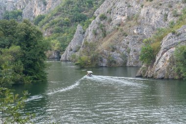 Üsküp yakınlarındaki Matka Kanyonu 'nda ziyaretçiler, Treska nehri ve Matka Gölü' nün suları boyunca tekne gezisine çıkıyorlar..