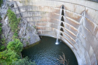 Üsküp yakınlarındaki Matka Kanyonu 'nda, Matka Gölü' nün sularını tutan barajın çağlayan suları görülüyor..