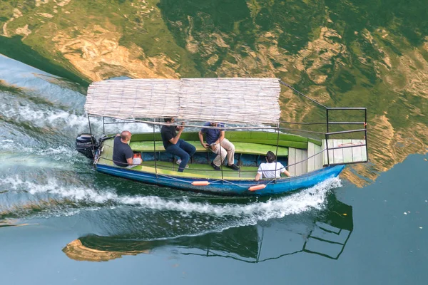 Каньоне Матка Недалеко Скопье Посетители Совершают Прогулки Лодках Реке Треска — стоковое фото