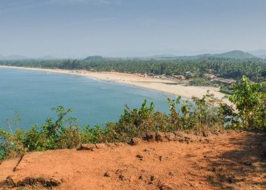 Ana plajın güney ucundaki kayalıklardan tüm alanı görebiliyoruz..