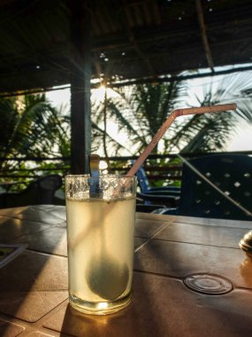 Gokarna 'da bir Hint plaj kafesinde servis edilen soğuk meyve suyu, karıştırmak için bir tutam şeker ve kaşık.