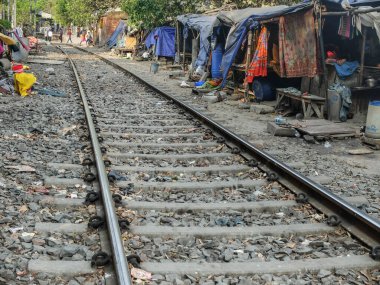 KOLKATA, Batı BENGAL / INDIA-MARCH 20 2018: Şehir merkezindeki demiryolu rayları boyunca yaşayan yoksullar için sığınak oluşturun.