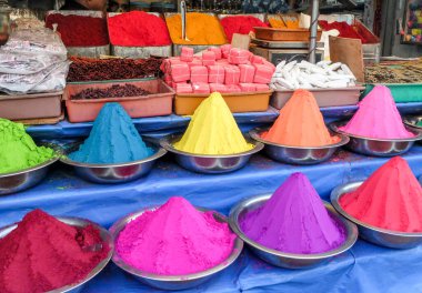 Mysore 'ın merkezindeki Devaraja pazarında, bu canlı baharatın çok renkli tepecikleri birçok tezgahta sergilenmektedir..