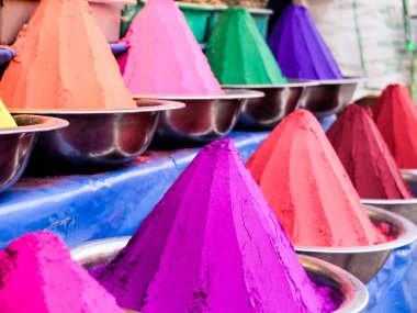 Mysore 'ın merkezindeki Devaraja pazarında, bu canlı baharatın çok renkli tepecikleri birçok tezgahta sergilenmektedir..