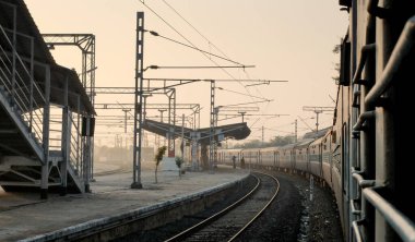 Camsız, ikinci sınıf bir vagon penceresinden Mysore 'dan Pondicherry' e doğru bir yolculukta yavaşça geçiyor..