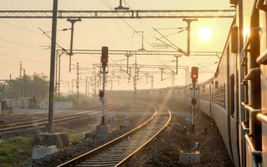 Camsız, ikinci sınıf bir vagon penceresinden Mysore 'dan Pondicherry' e doğru bir yolculukta yavaşça geçiyor..