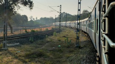 Camsız, ikinci sınıf bir vagon penceresinden Mysore 'dan Pondicherry' e doğru bir yolculukta yavaşça geçiyor..