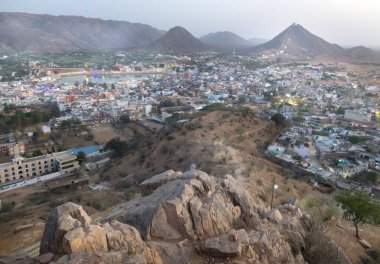 Hindular için popüler bir hac yeri olan tepedeki tapınağın küçük Pushkar kasabasının manzarası..