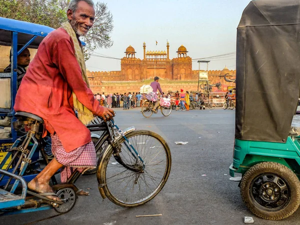 Kırmızı Kale Yeni Delhi 2018 Yakınlarındaki Kalabalık Hint Trafiği Arasında — Stok fotoğraf