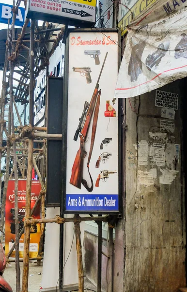 Chennai Tamil Nadu India 2018年3月1日 市内中心部の脇道沿いに武器 弾薬販売店のフロントサインが表示される — ストック写真