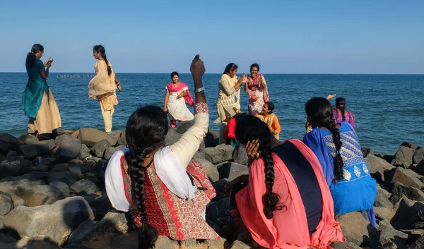 Pondicherry India 2018年2月23日 海岸の岩の上で写真を撮るために 海辺の若いインド人女性のグループが楽しさと群がりを持っています — ストック写真