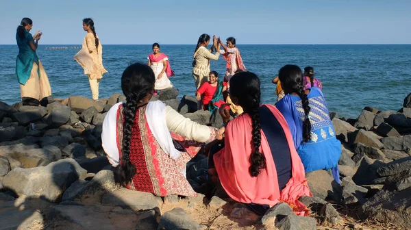 Pondicherry India 2018年2月23日 海岸の岩の上で写真を撮るために 海辺の若いインド人女性のグループが楽しさと群がりを持っています — ストック写真