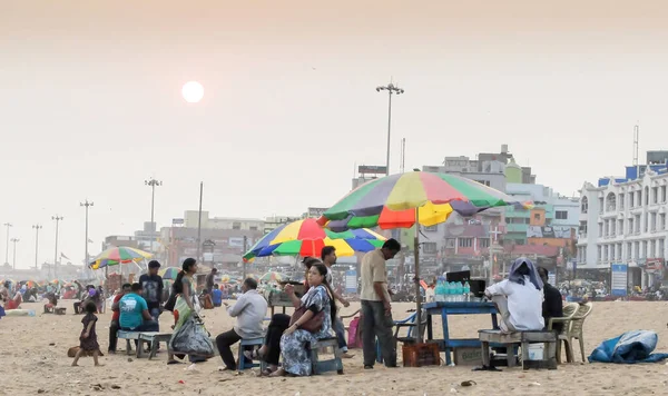 Puri Orissa India March 2018年3月5日 メインビーチの太陽が食料品 飲料販売者として沈み 訪問者はリラックスして雰囲気を楽しむ — ストック写真
