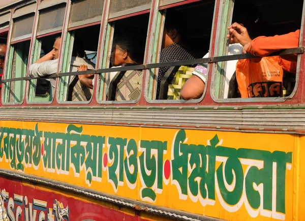 西ベンガル州コルカタ 2018年3月20日 乗客はカラフルなヒンディー語の文章で飾られた混雑した公共バスに座っています — ストック写真