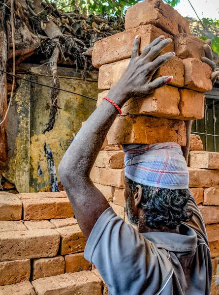 チェンナイ タミル ナドゥ 2018年3月2日 労働者は小さな家の建設現場で重いレンガを頭の上に積み込む — ストック写真