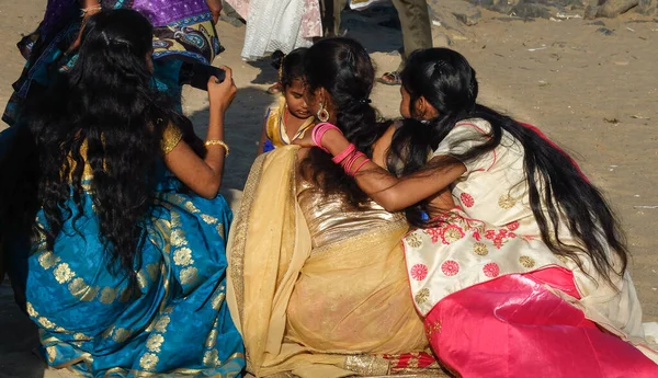 Pondicherry India 2018年2月23日 インドの若い女性たちが一緒に水辺の写真を撮る — ストック写真